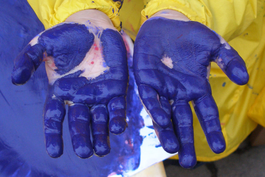 Mit Fingerfarben gefärbte Kinderhände: Vielfalt statt Klischees!